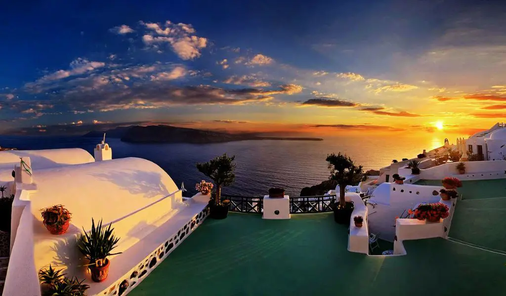 The Reasons Oia's Sunset is Unbeatable: Why it's Considered One of the Most Beautiful in the World